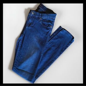 Rock & Republic Indigo Blue Skinny jeans. Zipper and button closure. 5 p…